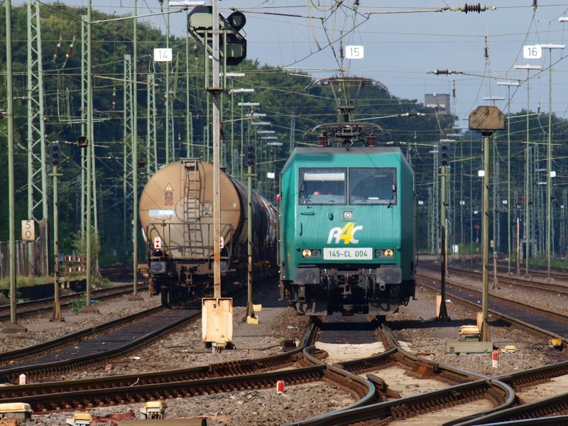 145-CL 004 der Rail4Chem beim rangieren in Aachen West. Die Lok bernimmt den Kesselzug links im Bild der kurz vorher von einer Cobra aus Belgien gebracht wurde.