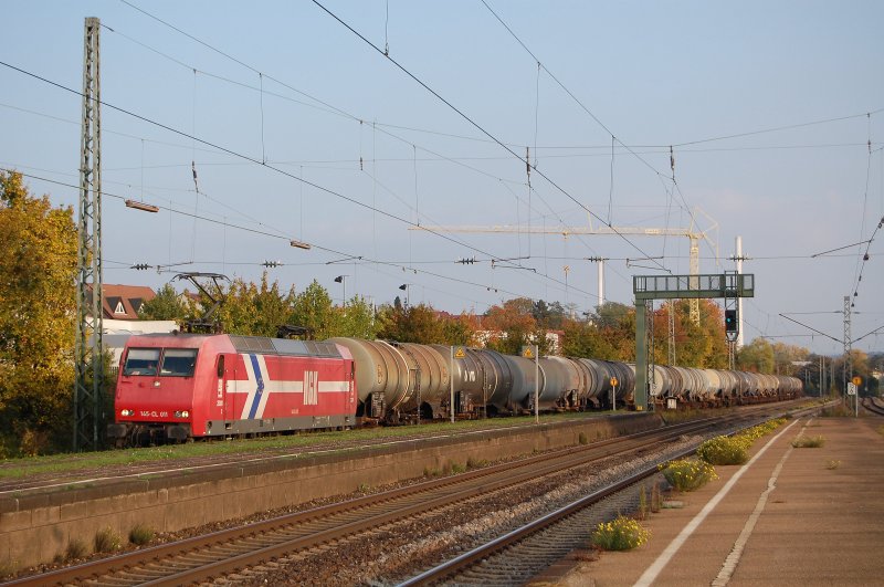 145 CL-011 durchfhrt am Abend des 13.10.07 mit einem Kesselwagenzug den S-Bahn-Haltepunkt Esslingen-Oberesslingen mit Fahrtrichtung Stuttgart.