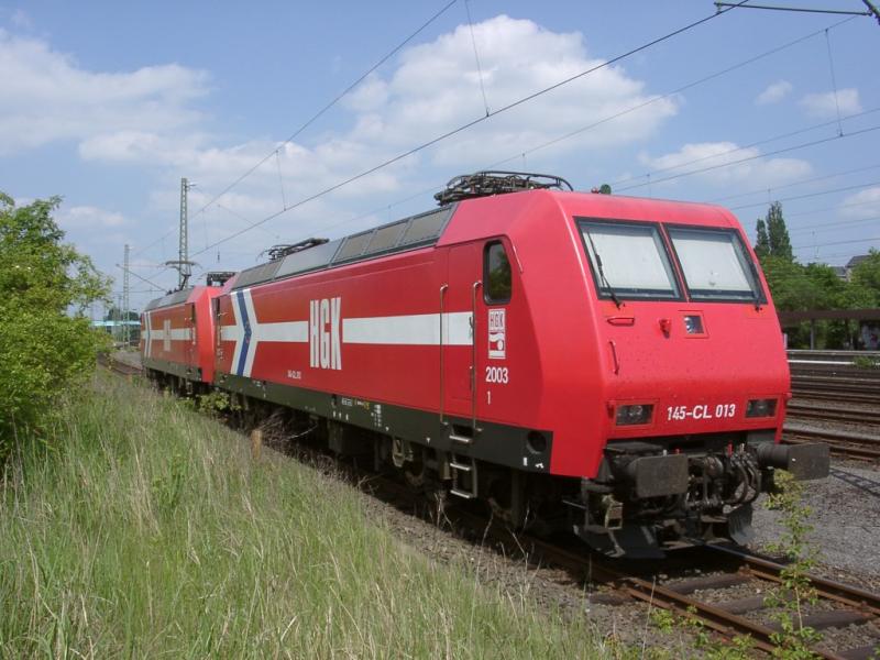 145 CL 012 der HGK  wartet im Bahnhof Wilhelmsburg auf ihren nchsten Einsatz. 28.05.2003