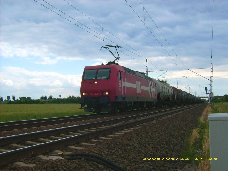 145 CL 013 der HGK durchfhrt am 12.06.08 mit einem Kesselwagenzug Grfenhainichen in Richtung Berlin. Die Baureihen-Beschriftung lst sich auch schon in Wohlgefallen auf; kein Bildfehler!