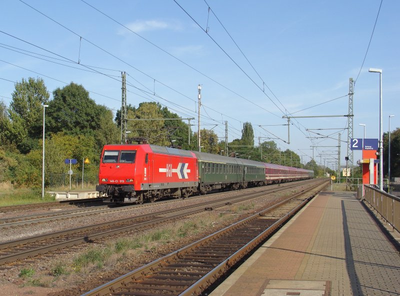145-CL 013 der HGK mit einem Sonderzug in Niederndodeleben. Der Zug kam aus Richtung Magdeburg, fotografiert am 18.09.2009.