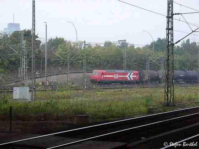 145 CL 013 mit einem Kesselwagenzug aus Hamburg Hohe Schaar durchfhrt den Bahnhof Harburg Richtung Sden.