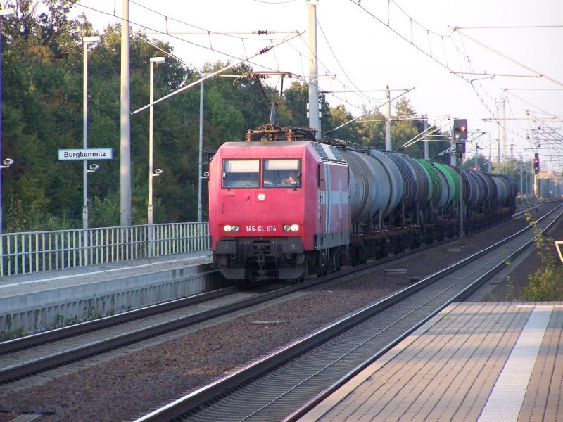 145-CL 014 der HGK vor einem Kesselzug zum Gterbahnhof nach Bitterfeld in LBGK.