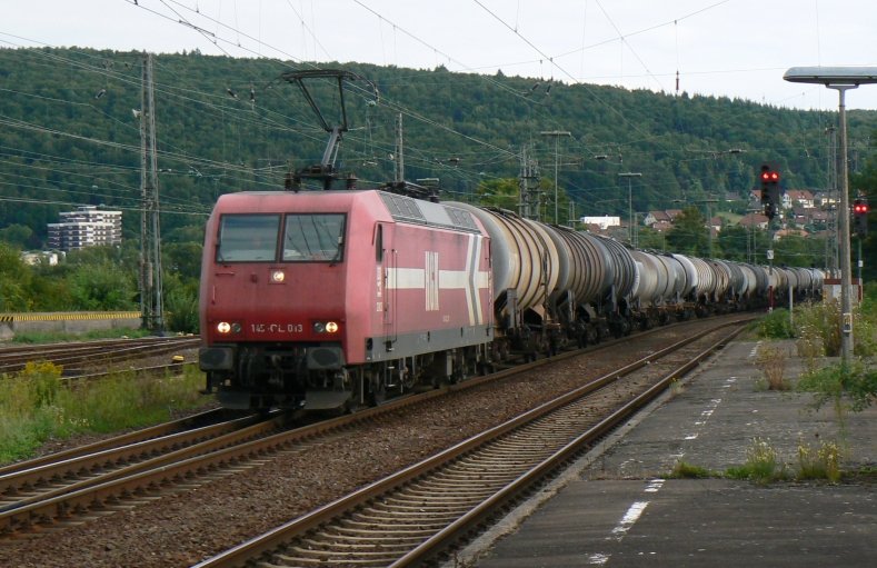 145-CL 031 der HGK mit einer Sonderleistung im Neckartal. Aufgrund Sperrung der Strecke Mhlacker-Bruchsal wurden Gterzge durchs Neckartal umgeleitet. Hier befindet sich die HGK Lok in Mosbach-Neckarelz (20.8.2008)