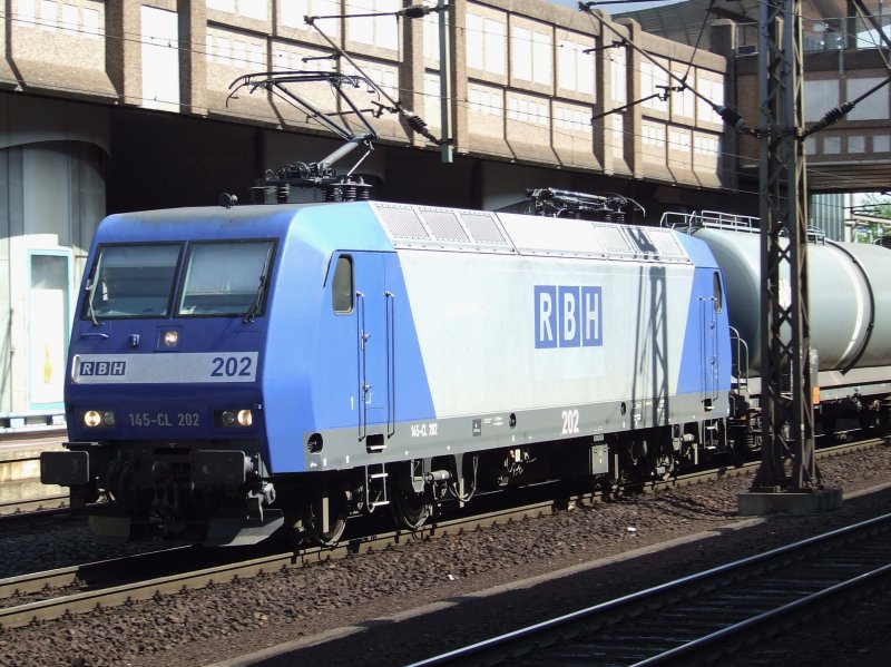 145 CL-202 der RBH zieht einen Kesselwagenzug durch Kassel-Wilhelmshhe am 07.08.2008.