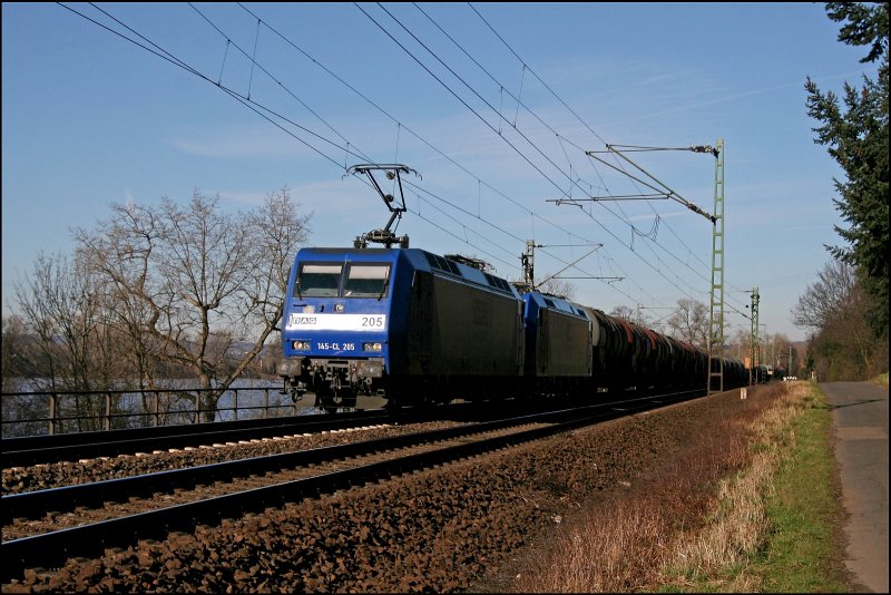 145-CL 205 bringt einen Kesselzug und die185 CL-205 bei Bad Hnningen am 09.02.2008 Richtung Sden.