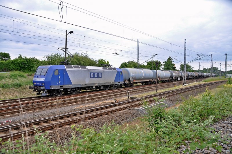 145-CL 205 kurz vor Stralsund mit einem Kesselwagenzug am 10.06.09