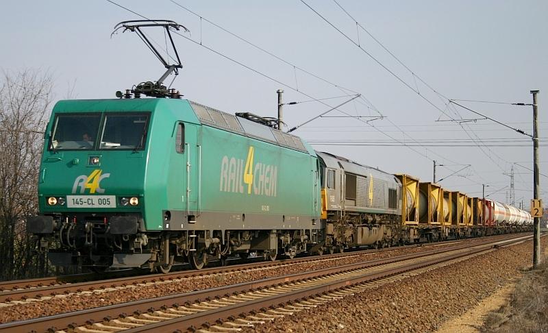 145 CL005 der R4C am 16.03.05 bei Halle-Zscherben. Als Mitbringsel luft noch eine Class66 mit.