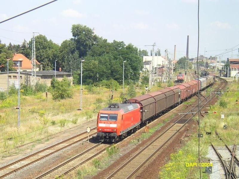 145018 mit einem Gterzug in Torgau.