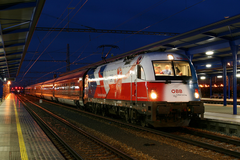 14.5.09 Die Railjetmessfahrten wurden auch ins Ausland ausgeweitet. Nicht nur in Italien sondern auch in Tschechien wurde der neue Qualittszug der BB erprobt. Fr die berstellung nach Velim und die anstehenden Messfahrten am dortigen Testring wurde die 1216 226 herangezogen. Nach Beendigung der Messfahrten stand die berfhrung nach sterreich am Programm. Das Foto zeigt den ber 3h verspteten SLP 95841 von (Velim) Breclav nach Penzing, bespannt von der 1216 226 im Bahnhof Breclav.