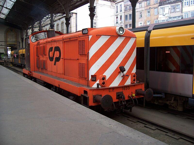 1455 am 12.05.2006 im Kopfbahnhof Porto Sao Bento, eben ist ein Personenzug mit einer anderen Lok BR 1400 von diesen Gleis abgefahren, diese Lok verlt auch das Gleis. Personenzge werden von dieser Baureihe kaum noch befrdert, meistens verkehren Triebzge, aber im Gter- und Rangierverkehr ist sie noch oft im Einsatz.