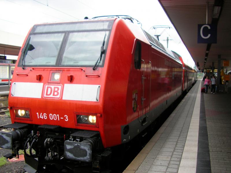 146 001-3 ist mit ihrer RegionalBahn gerade in Mannheim Hbf angekommen (15.8.05)
