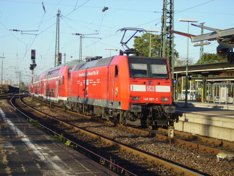 146 001 am 17.10.05 in Worms hinterm Steuerwagen.Da dieser Defekt war hang am Zugende 146 005.