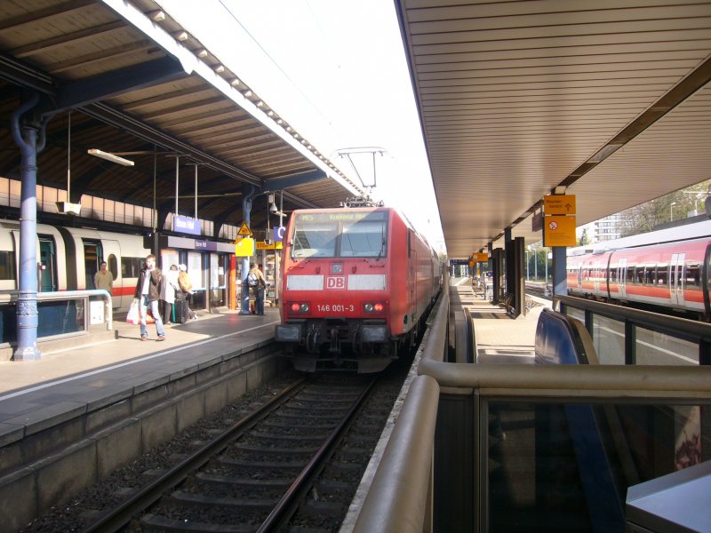 146 001 verlsst Bonn Hbf auf Gleis 3 mit RE 5 aus Emmerich in Richtung Koblenz. Aufgenommen am 02.04.07 von Gleis 4 aus.