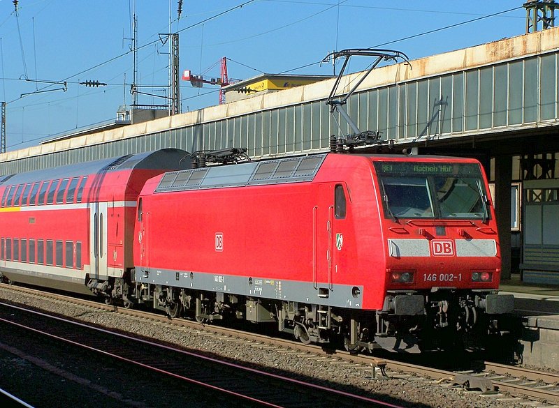 146 002-1 steht in Essen Hbf. In wenigen Sekunden wird sie ihrer RE1 nach Aachen schieben. 24.09.07