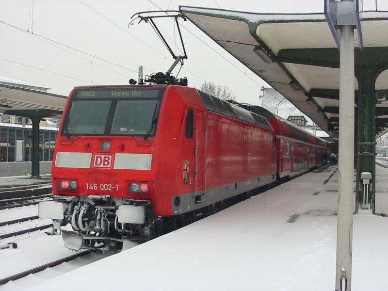 146-002 fhrt mit ihrer RB von Biblis am 26.1.2006 wegen eines Defekts an einer Weichen an Gleis 8 ein.
