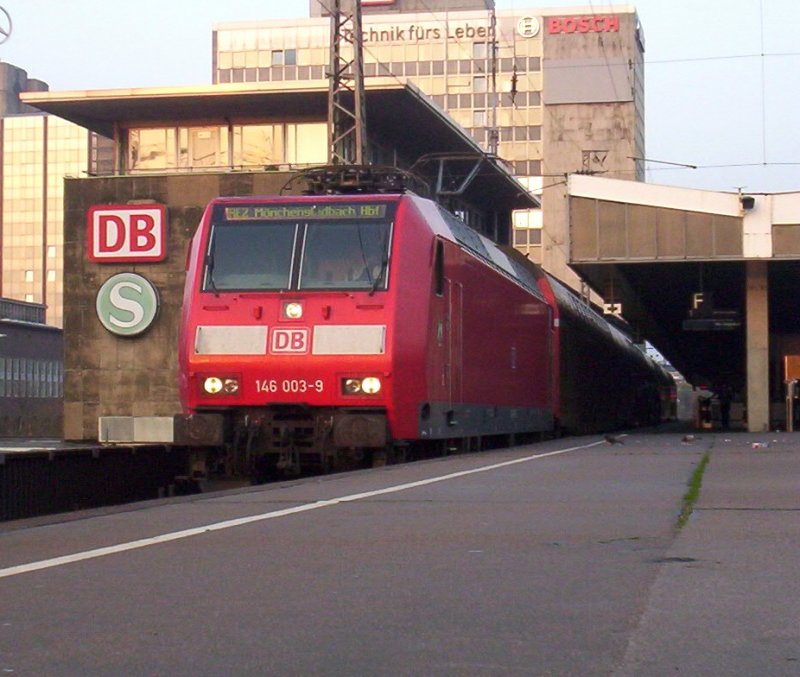 146 003-9 steht bei schner Abendsonne im Essener Hbf als RE2  Rhein-Haardt-Express  nach Mnchengladbach hbf. 11.04.2007