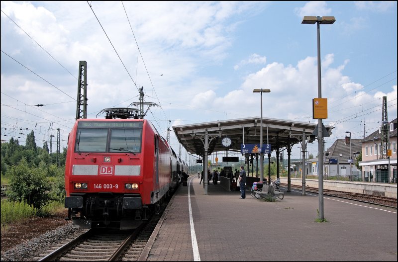 146 003 (9180 6 146 003-9 D-DB) wartet mit dem RE2 (RE 10215)  Rhein-Haard-EXPRESS  in Haltern am See auf die Weiterfahrt nach Mnster(Westf)Hbf. Die Bahnsteigberdachung bildet einen schnen Kontrast zum modernen RE2. (15.06.2008)