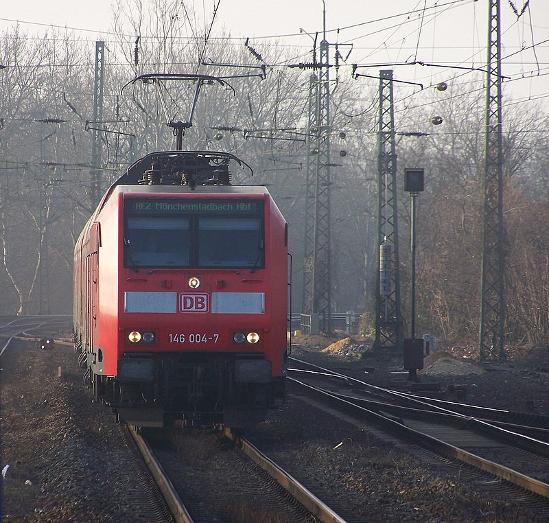 146 004-7 kam Ende Februar 2008 mit der RE2 von M�nster(Westf) am Nachmittag in Viersen an.