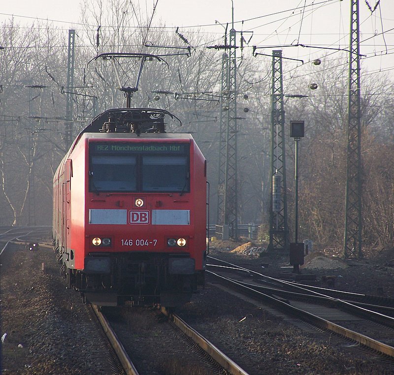 146 004-7 kam Ende Februar 2008 mit der RE2 von Mnster(Westf) am Nachmittag in Viersen an.
