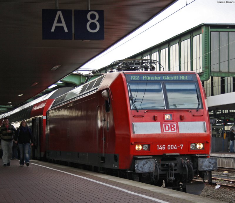 146 004 mit einer RE2 nach Mnster in Duisburg Hbf 18.10.09