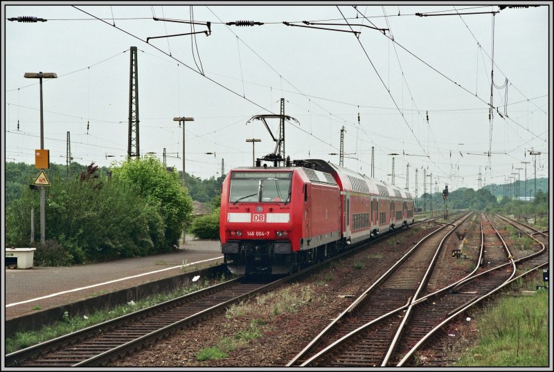 146 004 schiebt am morgen des 18.05.07 den RE2  Rhein-Haard-EXPRESS  von Mnster (Westf) nach Mnchengladbach aus dem Bahnhof Haltern am See raus.