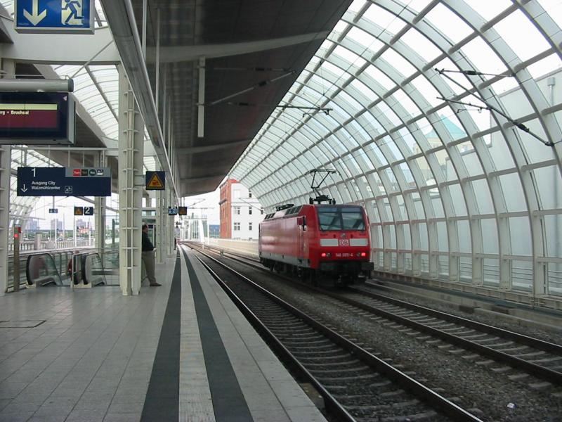 146-005-4 am 16.7.2005 bei der Durchfahrt von Ludwigshafen Mitte, diese Lok zog den ganzen Tag bis 16:43 die RB nach Biblis ab 17:43 fhrt dann eine ET425, die 146 fhrt dann als Lz nach Ludwigshafen Hbf und dann nach Mannheim Rbf und zieht dort einen Gterzug.