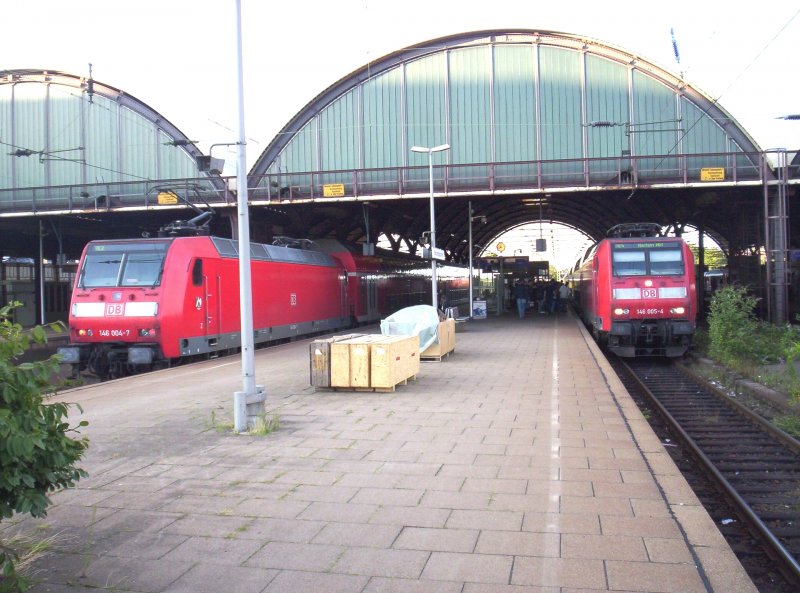 146 005-4 neben 146 004-7. 005-4 als RE 4 nach Aachen Hbf und 004-7 als RE 2 nach Mnster(westf) Hbf. Abend des 13.08.2006