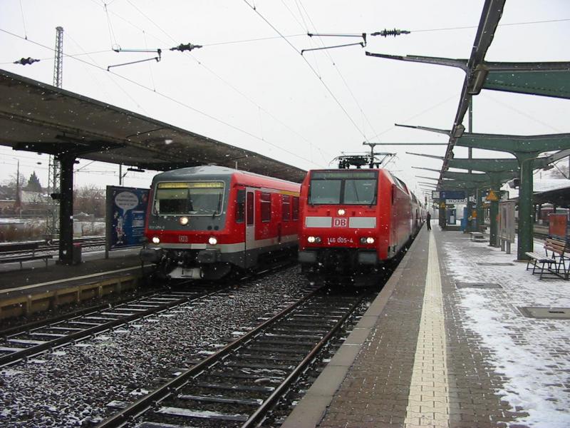 146-005 und 628-474 am 27.12.2005 bei Schneefall bei der Ausfahrt von Worms Hbf.