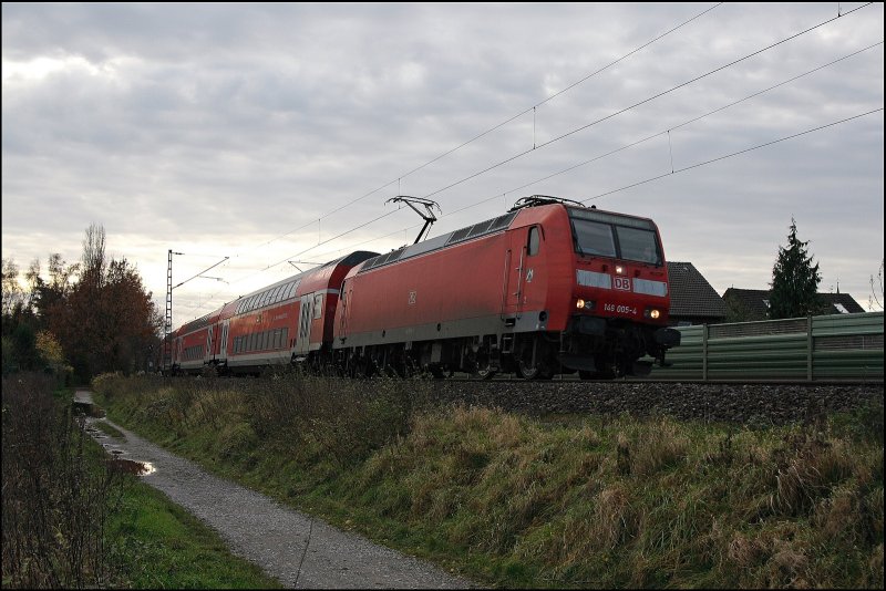 146 005 legt sich mit dem RE2 (RE 10219)  Rhein-Haard-EXPRESS , von Mnchengladbach Hbf nach Mnster(Westf)Hbf, bei Haltern am See in die Kurve. (10.11.2007)