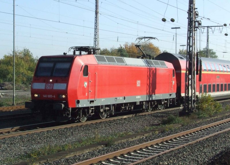 146 005 mit einem RegionalExpress in Richtung Duisburg passiert Essen-West am 31.10.2007. Besonders nett an diesem Bild finde ich persnlich den extrem scharfen Schatten des Oberleitungsmastens auf der Seite der Lok, sowie den Kontrast zwischen relativ dunkler Front und heller Seite...