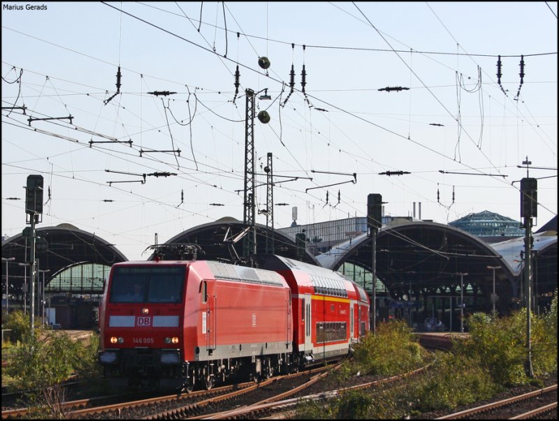 146 005 (mit schnem Neulack) und dem RE10229 nach Mnster bei der Ausfahrt von Mnchengladbach Hbf 4.8.2009