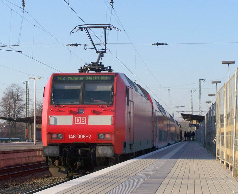 146 006-2 steht abfahrbereit in Viersen und wartet auf die Weiterfahrt in Richtung Duisburg, Essen und Haltern am See!
16.12.07