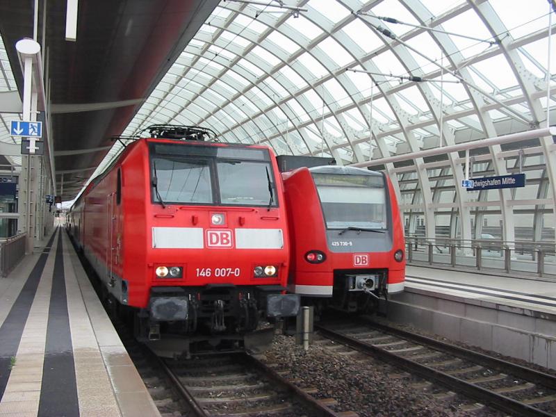 146-007 am 22.7.2005 mit RE2 nach Karlsruhe in Ludwigshafen Mitte und daneben 425-230 als S1 nach Kaiserslautern.