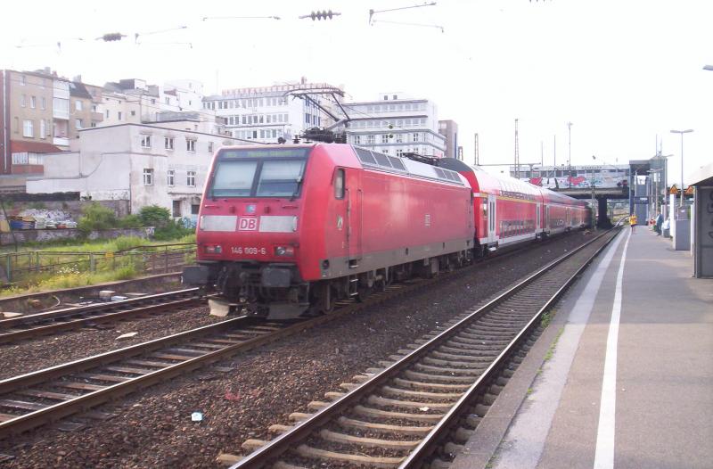 146 009-6 schiebt im Oktober 2005 den Westfalen-express  RE 6  durch Dsseldorf-Wehrhan in Richtung Minden(Westf)