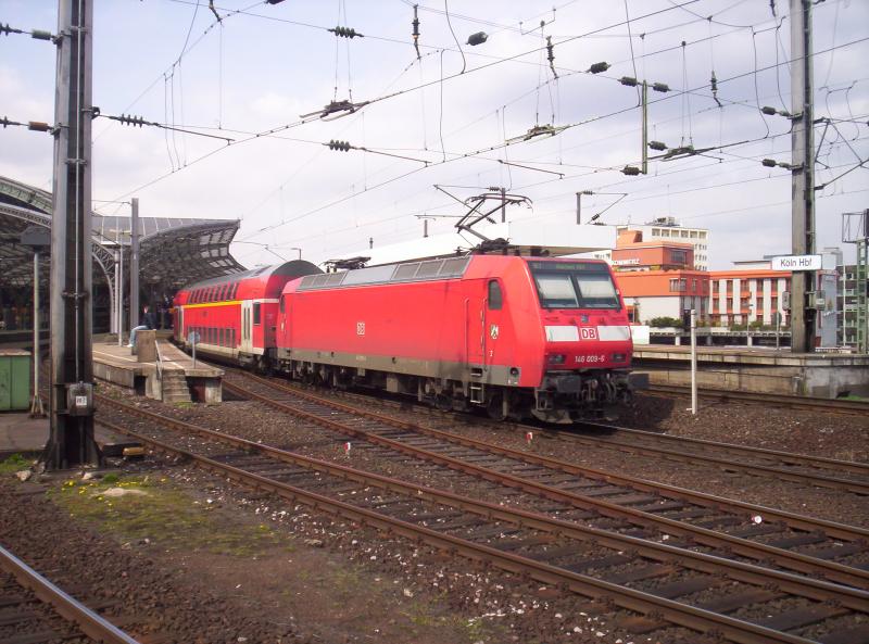 146 009-6 schiebt den RE 1  NRW-Express  von Hamm(Westf) nach AAchen Hbf in den Klner Hbf am 11.04.2006