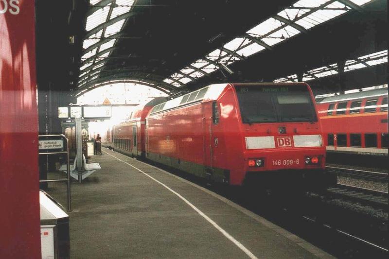 146 009 ist mit dem RE 1 Hamm-Aachen im Endbahnhof Aachen Hbf angekommen und wird gleich per Rangierfahrt in den Abstellbahnhof am Stellwerk fahren.Februar 2002.