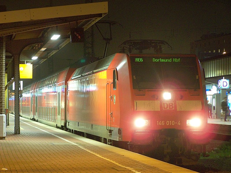 146 010-4 kam als RE6 in Dortmund Hbf an und endet hier. 04.10.07