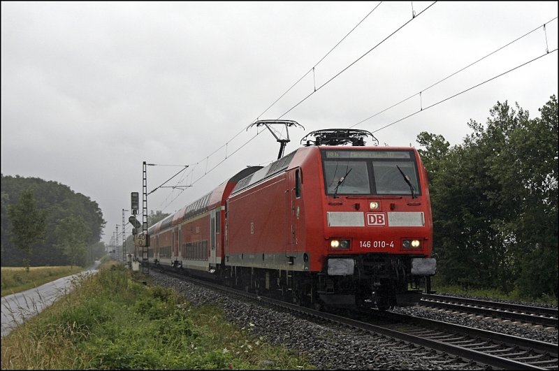 146 010 (9180 6146 010-4 D-DB) ist mit dem RE6 (RE 4319)  WESTFAHLEN-Express , Dsseldorf Hbf - Minden(Westf), bei Nordbgge unterwegs.