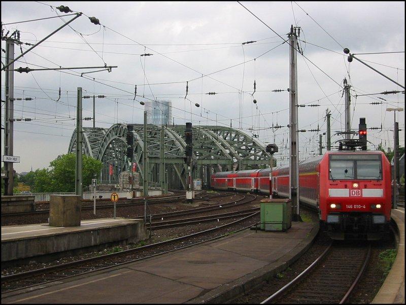 146 010 fhrt am 31.05.2006 mit einem Regionalzug in Kln Hbf ein.