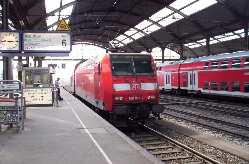 146 011-2 in Aachen Hbf nach der Ankunft aus Hamm(Westf). 05.2005