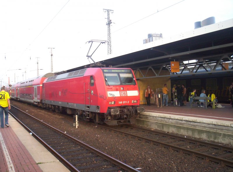 146 011-2 als RE 4 aus Aachen grade in Dortmund Hbf angekommen. Dieser Zug fhrt in krze wieder zurck nach Aachen ber Hagen, Wuppetal, Dsseldorf, Mnchengladbach. 16.09.2006
