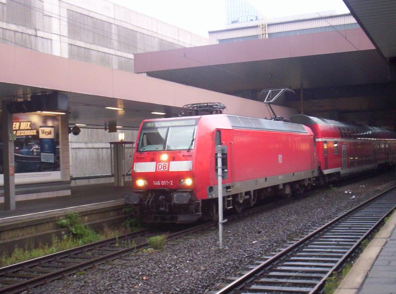 146 011-2 mit dem RE 1 von Aachen nach Hamm(Westf) in D�sseldorf ausserplanm��ig an Gleis 19. 19.08.2005