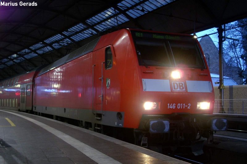 146 011-2 steht abfahrtsbereit mit dem Nordrhein-Westfalen-Express in Aachen Hbf (23.11.2008)