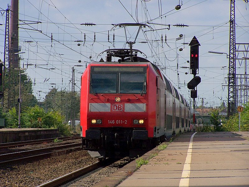 146 011-2 zieht mit 20 Minuten versptung den NRW-Express(RE1) in Essen Hbf ein. 24.09.07