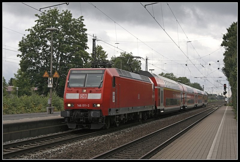 146 011 (9180 6146 011-2 D-DB) erreicht mit einem RE6  WESTFAHLEN-Express  den Bahnhof Kamen. (11.06.2009)