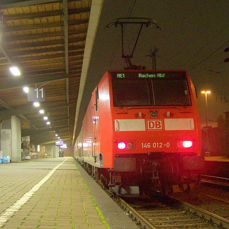 146 012-0 am Abend bereitgestellt in Hamm(Westf). Sie wird in wenigen Minuten ihre Fahrt Richtung Aachen beginnen. 02.10.07