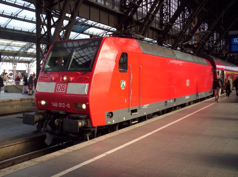 146 012-0 grade nach der Ankunft in K�ln aus Emmerich als RE 5 am 10.04.2006