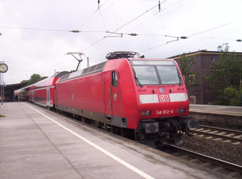 146 012-0 mit dem NRW-Express auf dem Weg nach Aachen Hbf mit vorderem Abnehmer in Dsseldorf-Benrath.