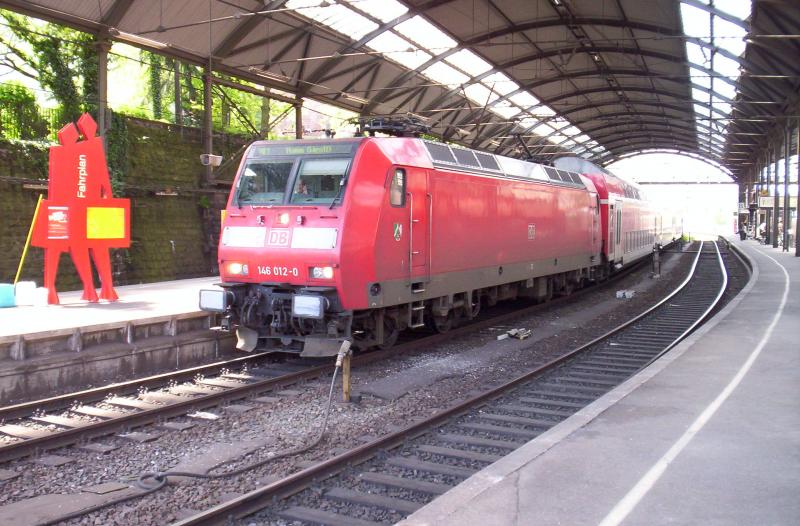 146 012-0 steht mit dem RE1 am Hacken in Aachen Hbf zur Abfahrt nach Hamm(Westf) bereit. 19.05.2005
